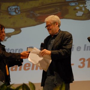 Giovanna Gravina consegna a Roberto Ando' omaggio a F. Rosi - La valigia dell'attore 2011 - Foto di Fabio Presutti