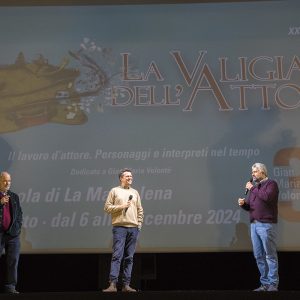 La Valigia dell'Attore XXI Edizione - II Atto - 6 dicembre 2024, Sala Primo Longobardo, La Maddalena - Volonté. L'uomo dai mille volti - Fabio Ferzetti, Francesco Zippel e Boris Sollazzo - Foto ©Fabio Presutti