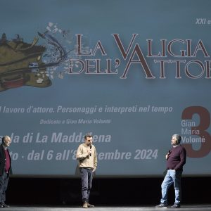 La Valigia dell'Attore XXI Edizione - II Atto - 6 dicembre 2024, Sala Primo Longobardo, La Maddalena - Volonté. L'uomo dai mille volti - Fabio Ferzetti, Francesco Zippel e Boris Sollazzo - Foto ©Fabio Presutti