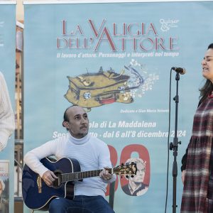 La Valigia dell'Attore XXI Edizione - II Atto - 8 dicembre 2024, Mercato Civico, La Maddalena - Esibizione Trio musicale Jacqueline Demuro (voce), Veronica Satta (voce), Piergiulio Manzi (chitarra) - Foto ©Fabio Presutti