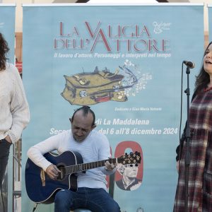 La Valigia dell'Attore XXI Edizione - II Atto - 8 dicembre 2024, Mercato Civico, La Maddalena - Esibizione Trio musicale Jacqueline Demuro (voce), Veronica Satta (voce), Piergiulio Manzi (chitarra) - Foto ©Fabio Presutti