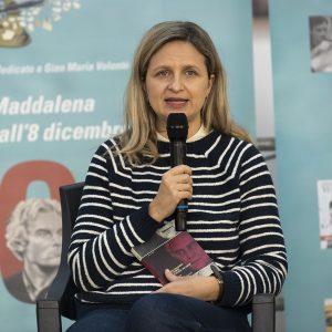 La Valigia dell'Attore XXI Edizione - II Atto - 8 dicembre 2024, Mercato Civico, La Maddalena - presentazione delle riedizioni e delle nuove pubblicazioni di libri e riviste 2024 su Volonté - Ilaria Floreano - Foto ©Fabio Presutti